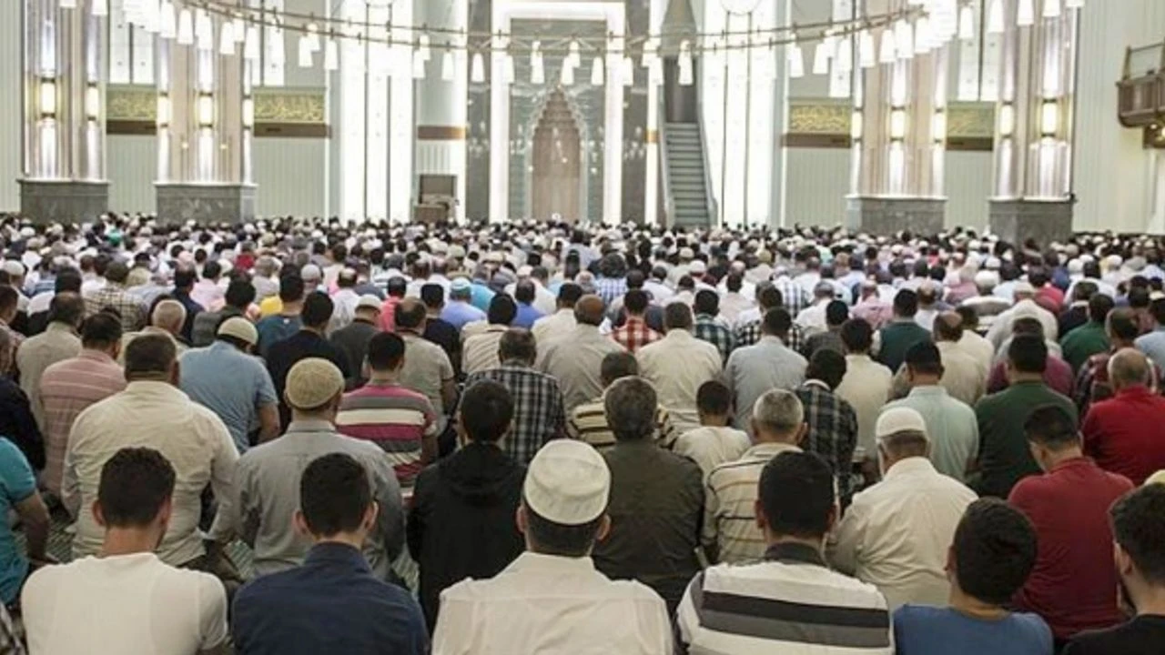 Cuma Namazı bugün illere göre saatleri değişiyor